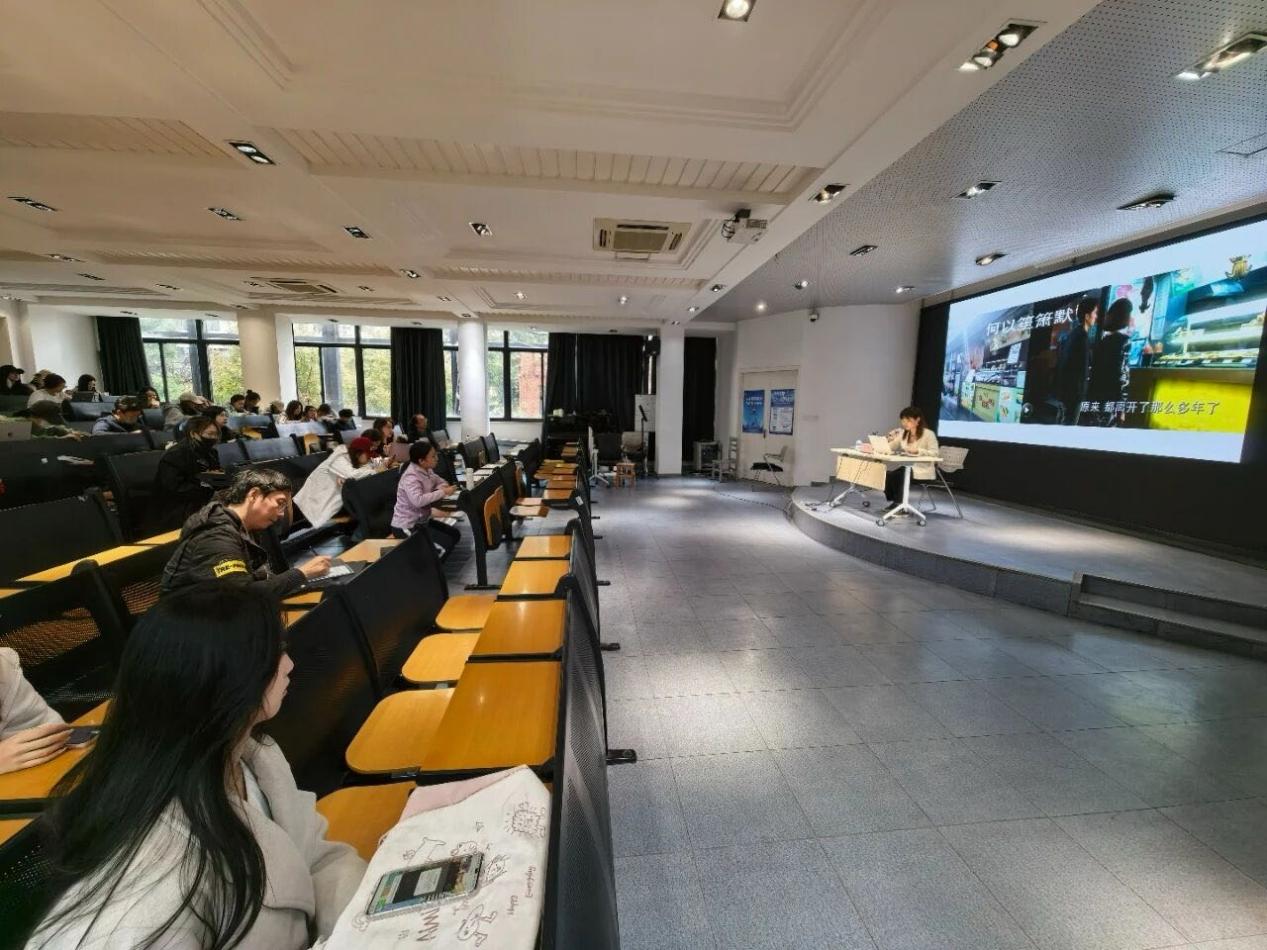 
“隐藏路线”与“温暖牵挂”：好记者需要脚力与眼力
        何为记者的“隐藏款”？徐悦借用盲盒的概念，将其解释为那些需要深入挖掘、格外珍贵的新闻故事和职业素养。她以自己采编并在央视《新闻联播》播出的报道《温暖的牵挂》为例，生动阐释了“脚力”的重要性。在报道习近平总书记考察闵行区新时代城市建设者管理者之家时，凭借对现场环境的熟悉，她成功找到一条“隐藏路线”，第一时间捕捉到了关键采访对象，并与对方建立了长期联系。