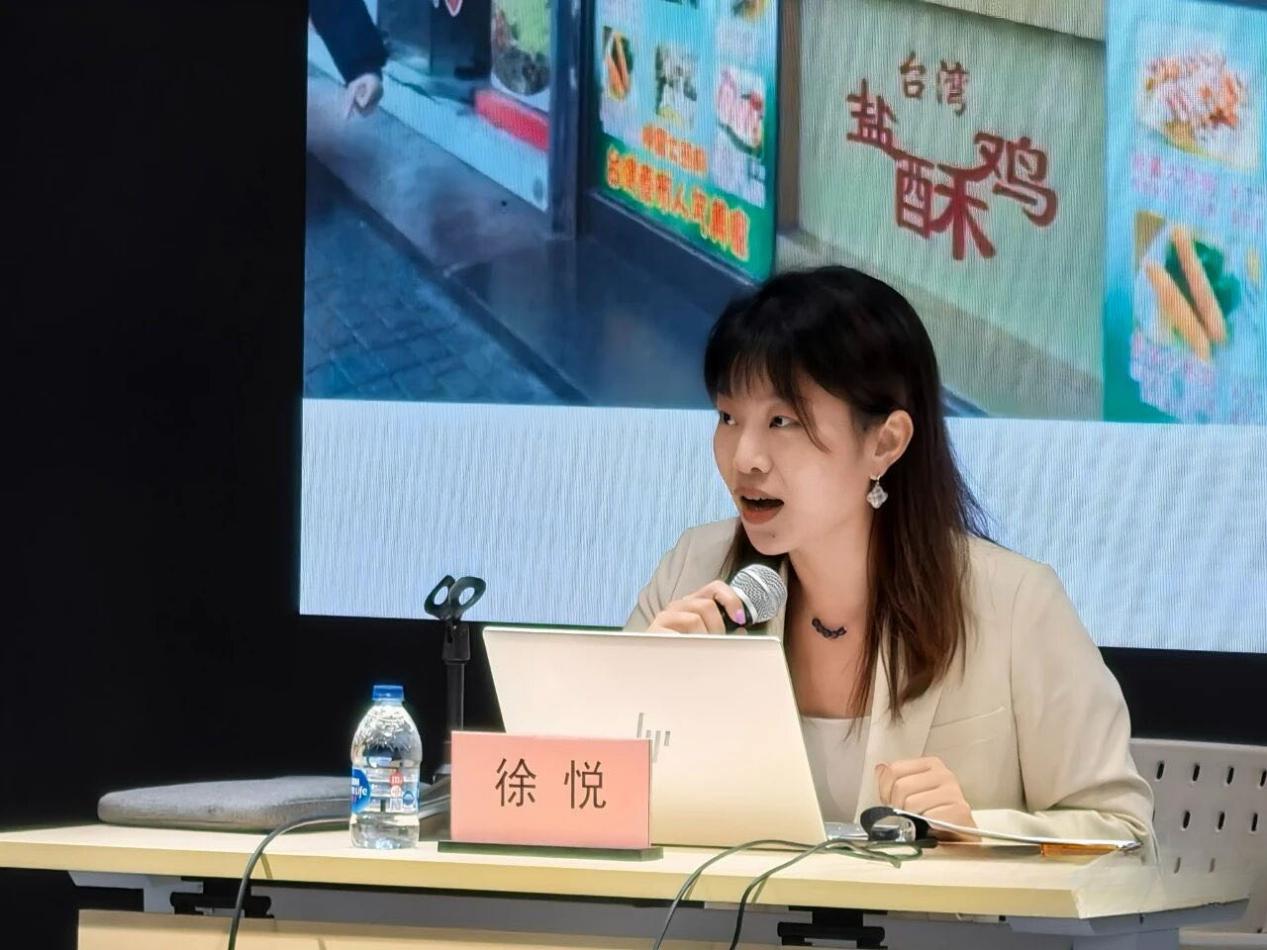 
变与不变：在媒体融合中坚守新闻初心
        面对移动互联网的浪潮，徐悦坦言，新闻记者的工作发生了巨大变化：采访工具从录音笔、摄像机扩展到手机、无人机；传播渠道从传统媒体延伸到社交媒体、短视频平台；内容形式与叙事方式也愈发多元和灵活。