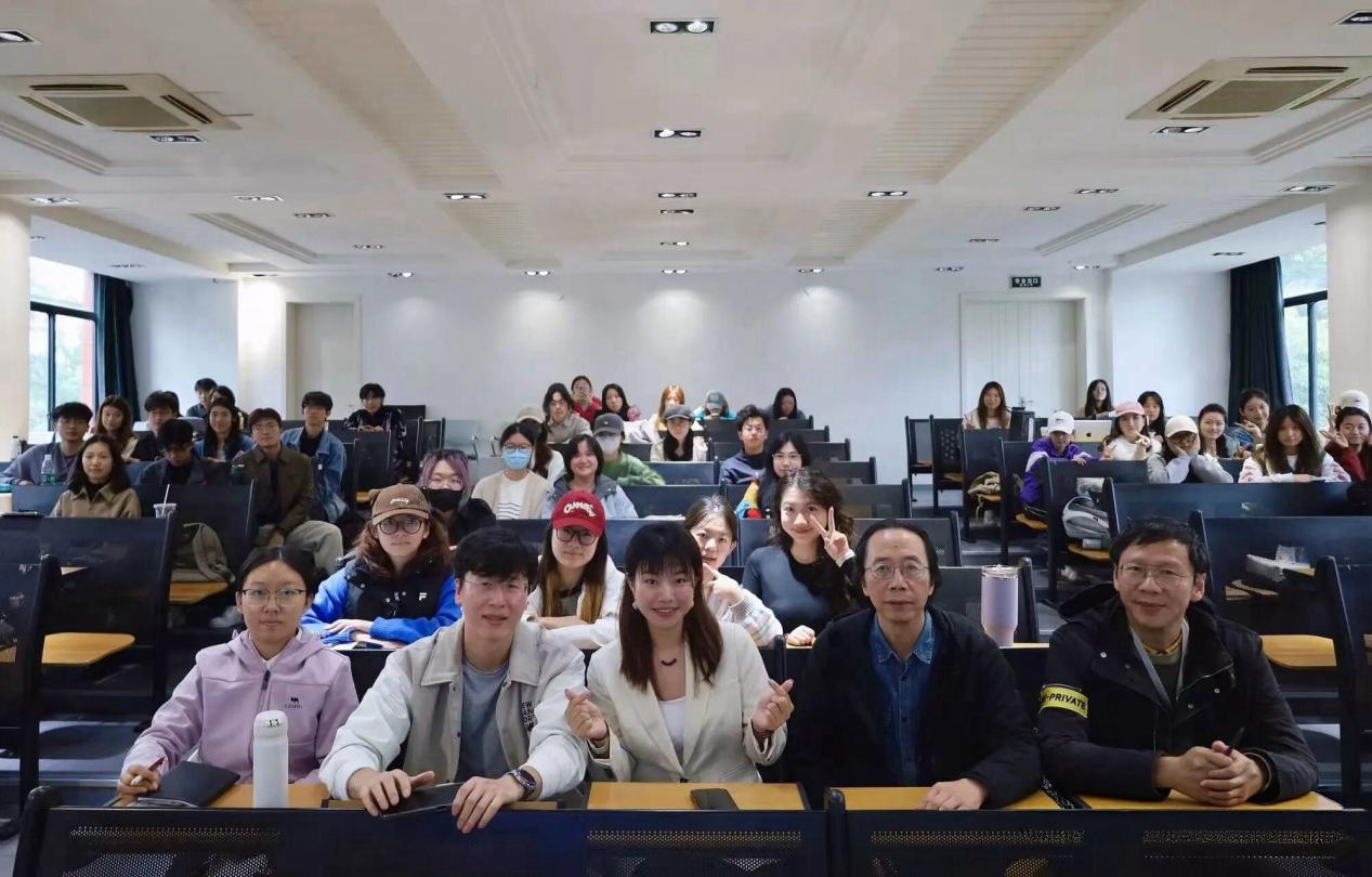 
最后，她祝愿所有同学都能找到能带来意义感和价值感的事业，并与大家相约“一起小跑进入下一个十年”。