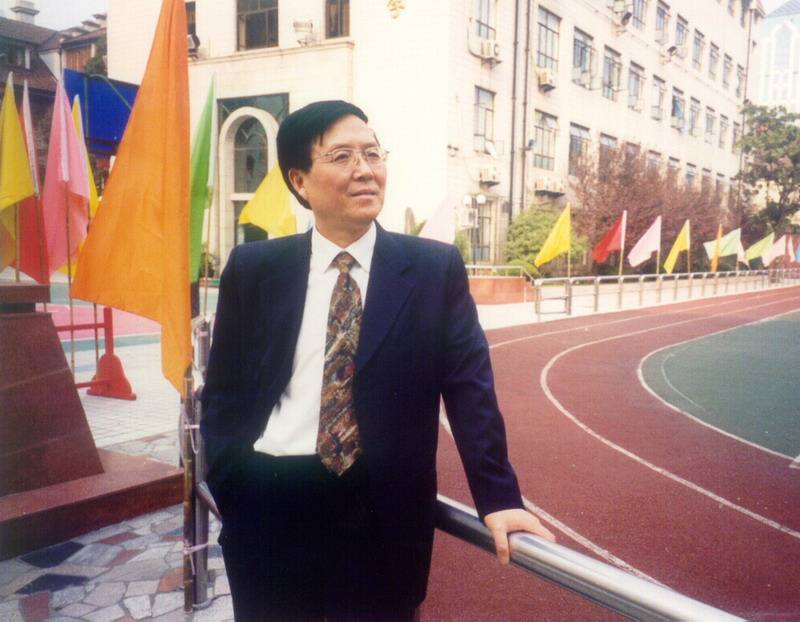 1982级政教系(中师班),育才中学校长,上海市特级校长.